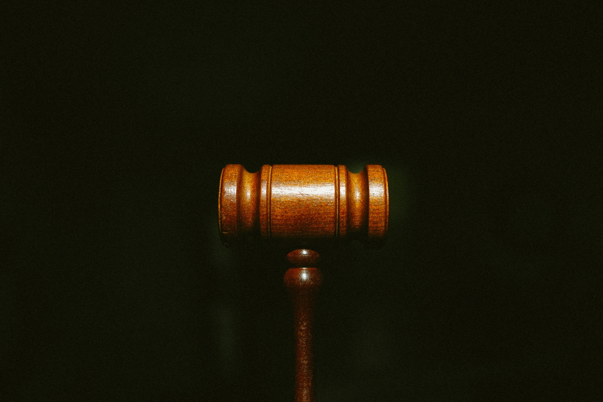 imagem de um martelo usado por um juiz com background preto